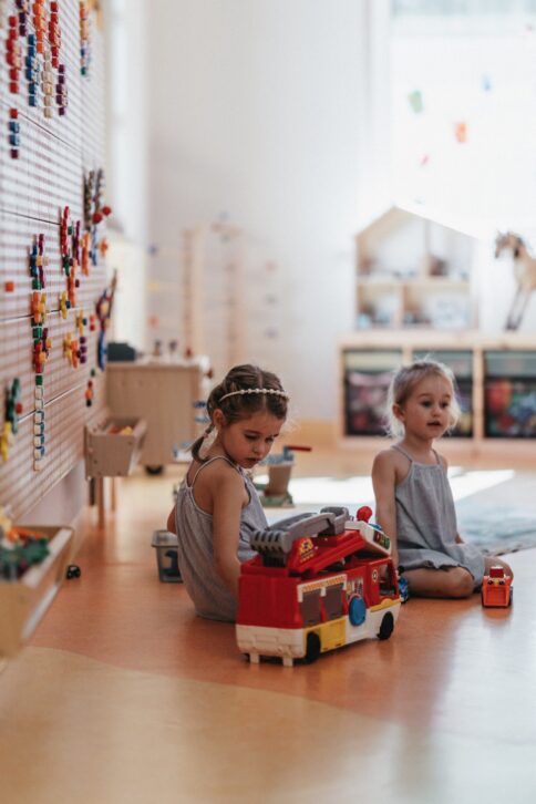 Ein Maedchen verbringt den Nachmittag in der Kinderbebetreuung vom Alpina Alpendorf.