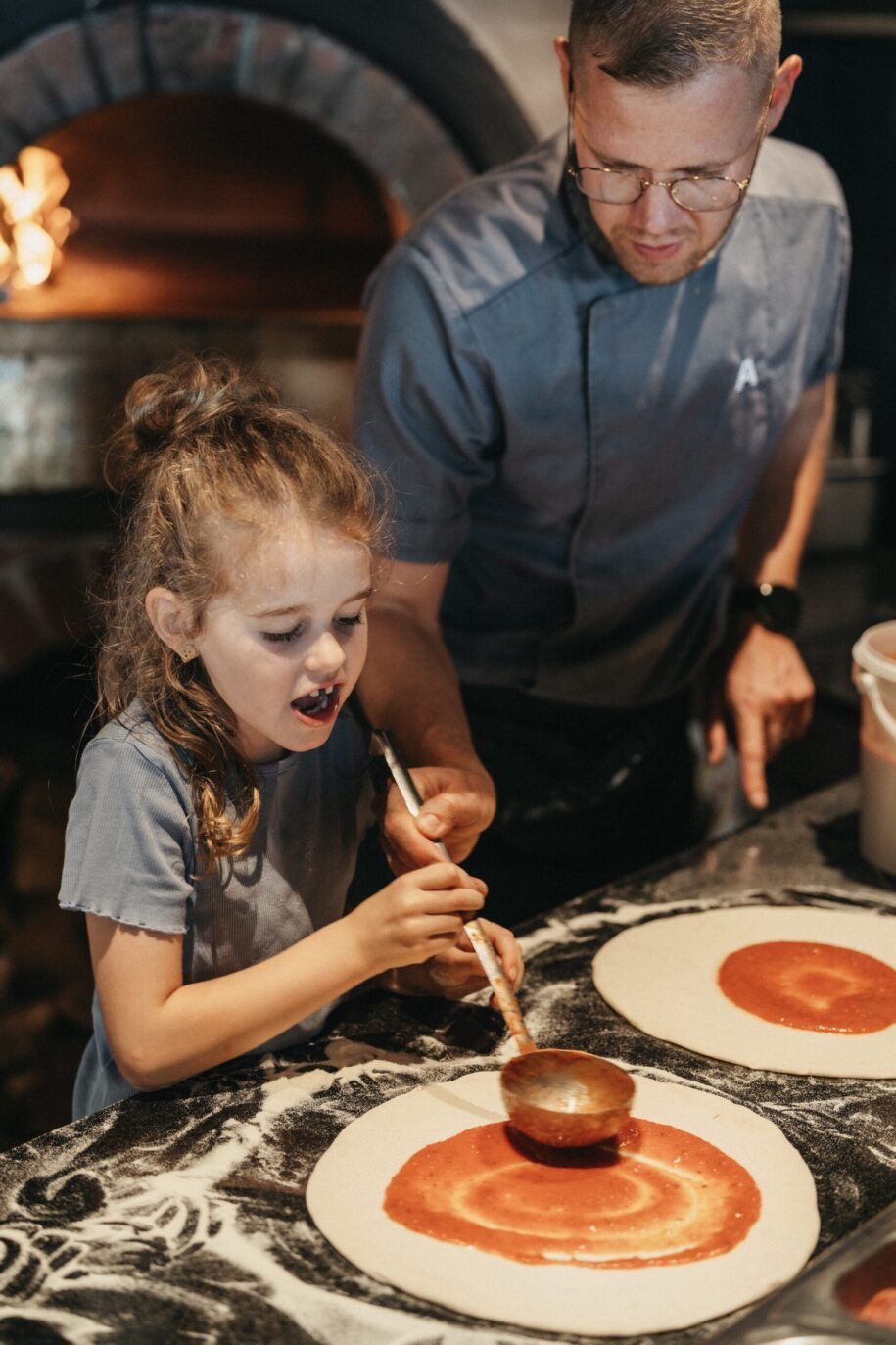 Pizza backen im KidsClub im Familienhotel Alpina Alpendorf im Salzburger Land - Salzburg
