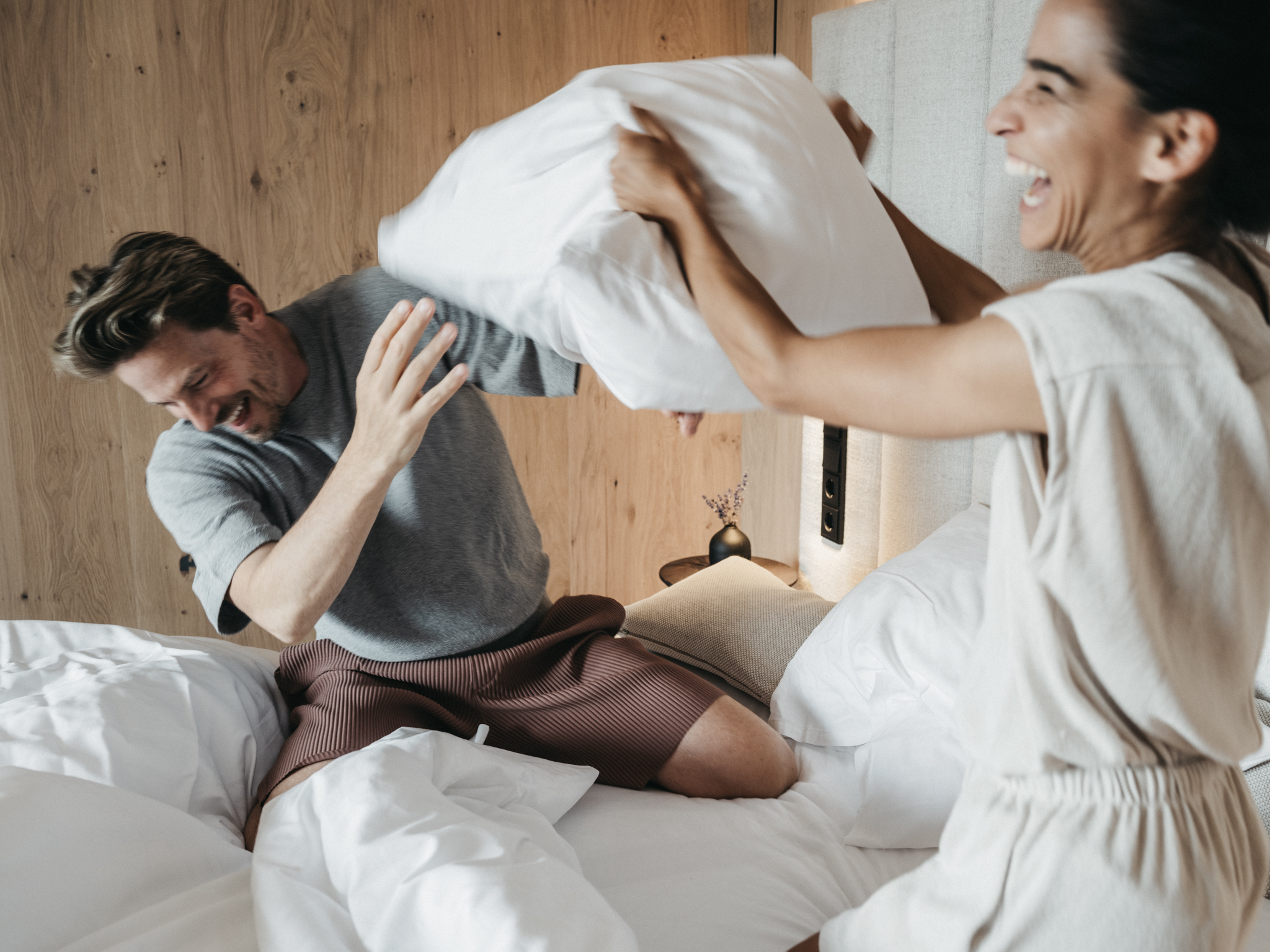 Ein verliebtes Paar verbringt die Auszeit im November im Sporthotel Alpina.