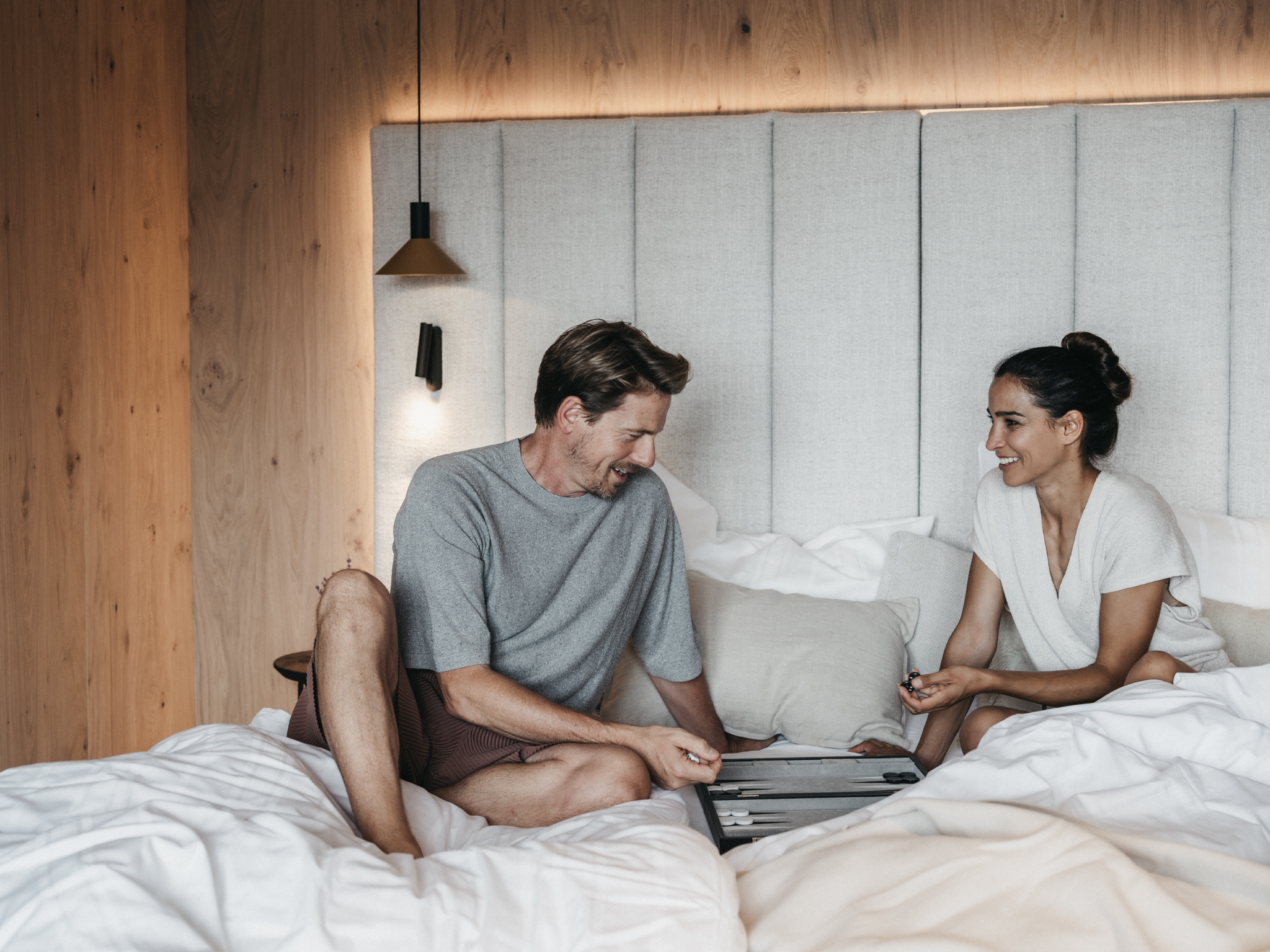 Ein verliebtes Paar verbringt den Honeymoon im Alpina Alpendorf.