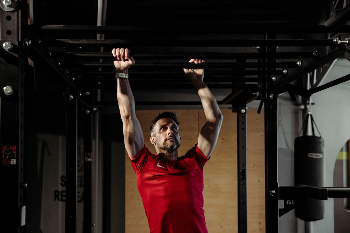 Fitness mit Ausblick: Moderne Technogym Geraete im Gym eines Sporthotels in Salzburg Land