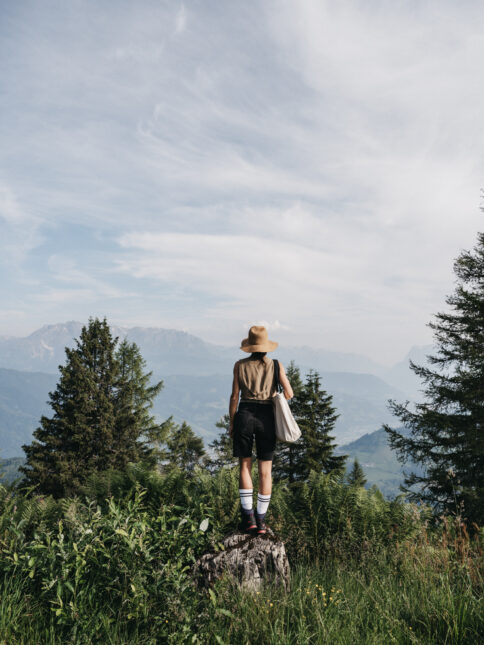 Eine Frau geniesst die Bergkulisse beim Wanderurlaub im Alpina Alpendorf.