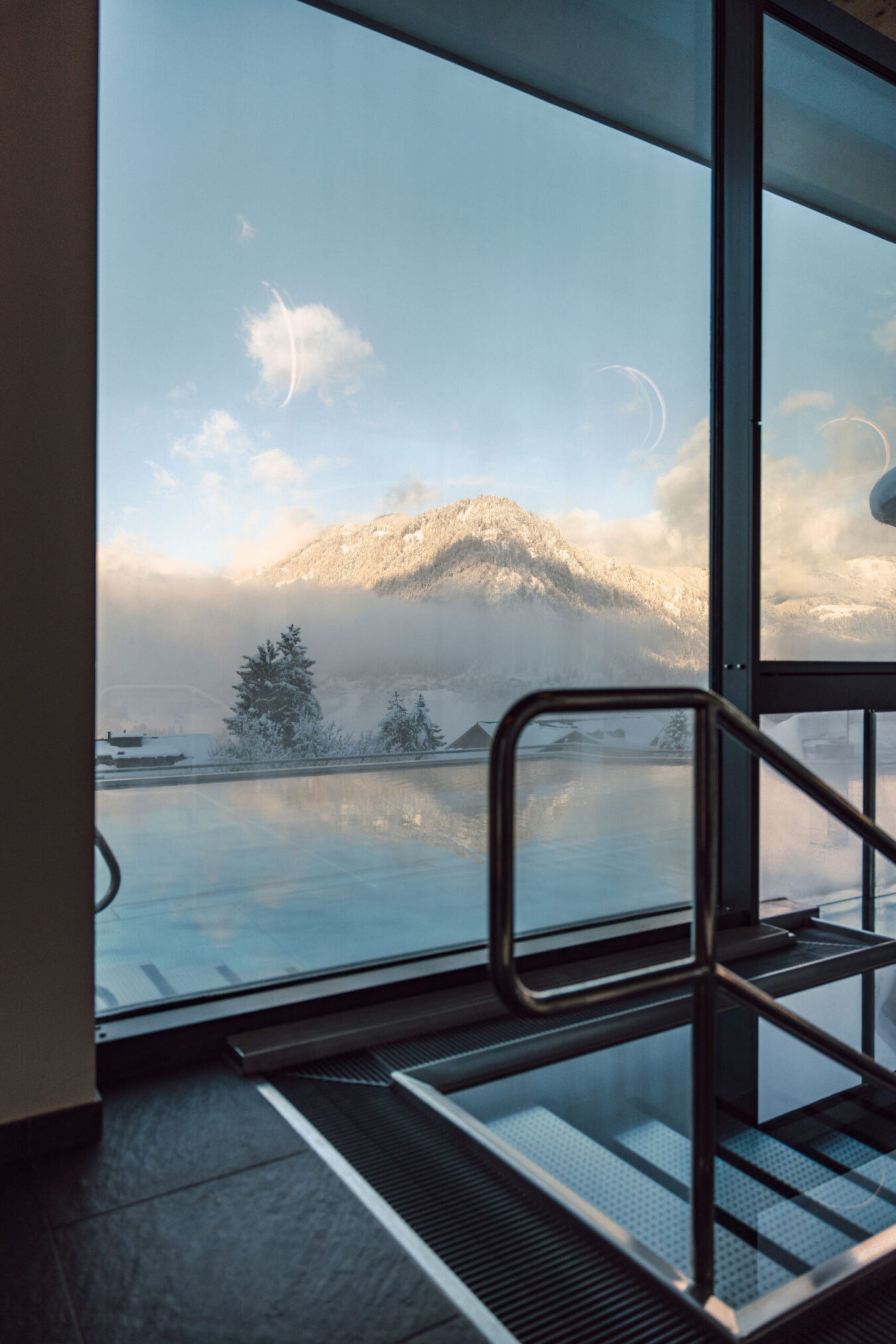 Vom Infinity Rooftop Pool die herrliche Aussicht über die Berge geniessen.