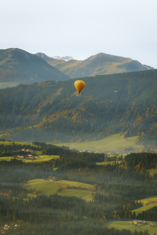 Ein Flug mit dem Heissluftballon über die Alpen in Oesterreich.