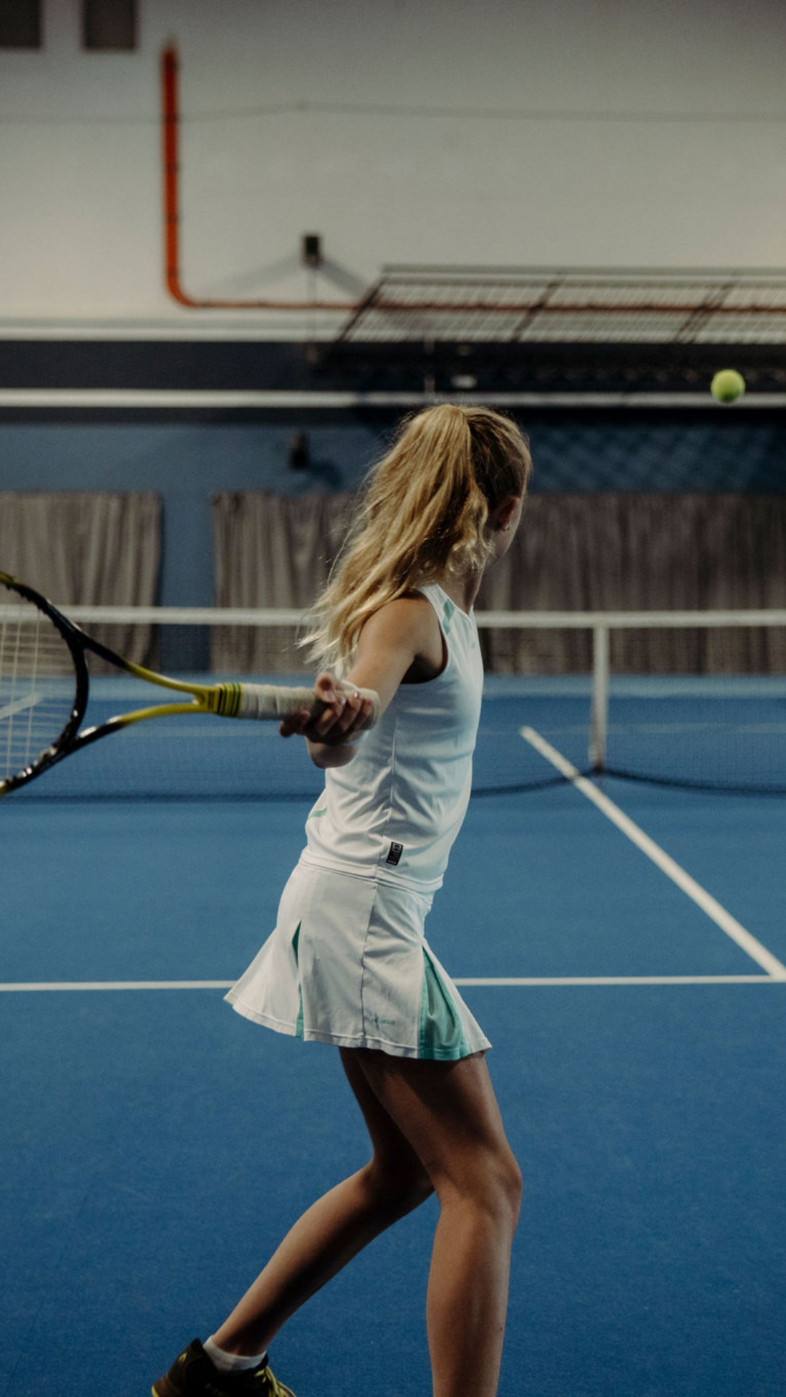 Ein Teenager trainiert seine Tenniskenntnisse im Tennishotel in Salzburg Land