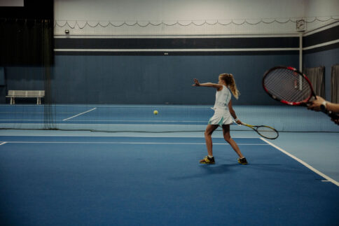 Tennisspieler in der hauseigenen Tennishalle im Alpina Alpendorf