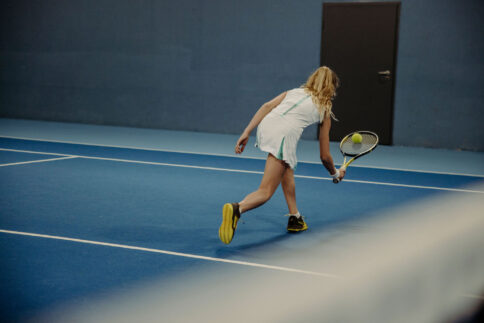 Tennisspieler in der hauseigenen Tennishalle im Alpina Alpendorf