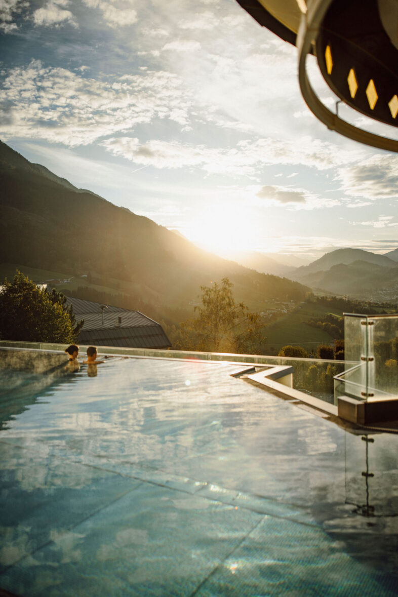Vom infinity rooftop pool eine traumhafte aussicht über die Herbstlandschaft