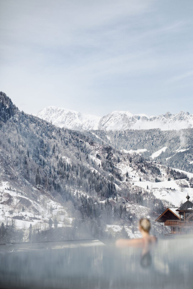 Die winterliche Berglandschaft vom Infinity Rooftop Pool aus genießen.