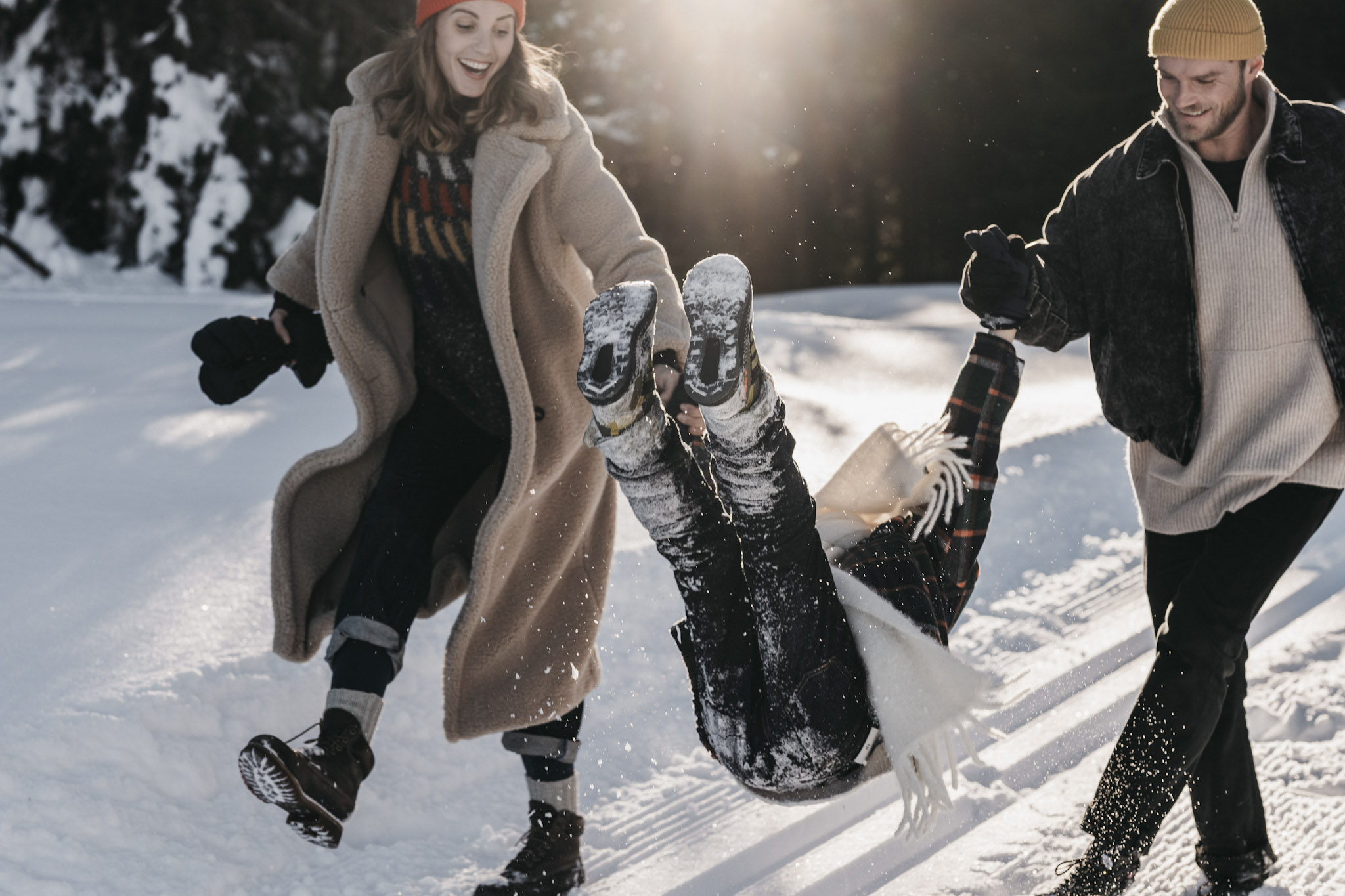 Eine Familie verbringt die Winterferien im Schnee im Alpina Alpendorf