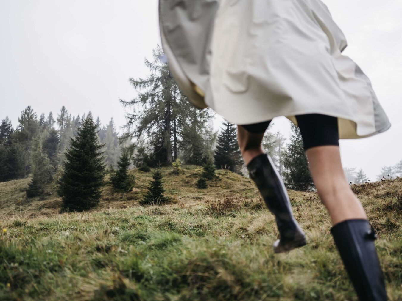 Outdoor Erlebenisse im November mit Gummistiefel und Regenjacke im Urlaub.